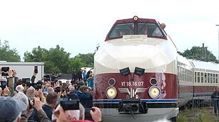 Ankunft des DDR-Prestigezuges VT 18.16 in Radebeul