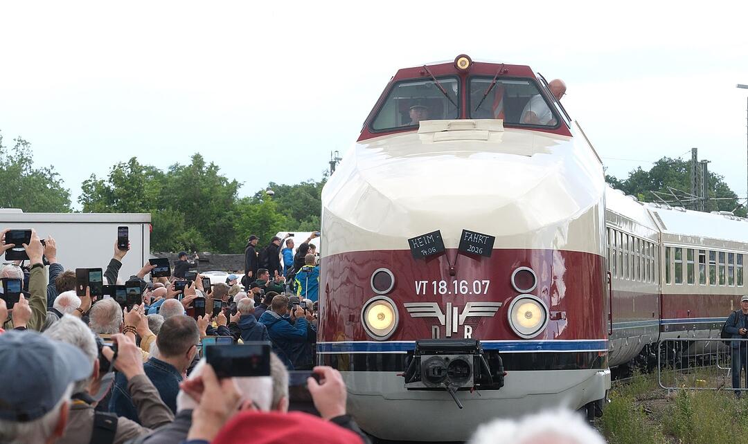 Ankunft des DDR-Prestigezuges VT 18.16 in Radebeul