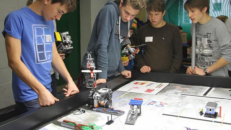 Schnell noch ein Probelauf hinter den Kulissen: Das MGFG-Team "Legostheniker" hat kurz vor dem Lego-League-Regionalentscheid im Jugendzentrum den Roboter noch ein bisschen modifiziert, doch das brachte dem Team kein Glück.