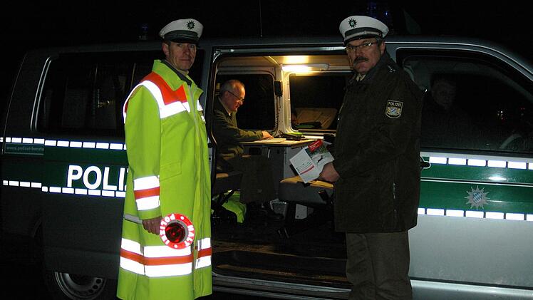 Polizeioberkommissar Reinhard Kuklinski und Polizeihauptkommissar Herbert Markert erwarten die Autofahrer, um sie über die Wildunfälle aufzuklären. Foto: Sebastian Schmitt-Mathea