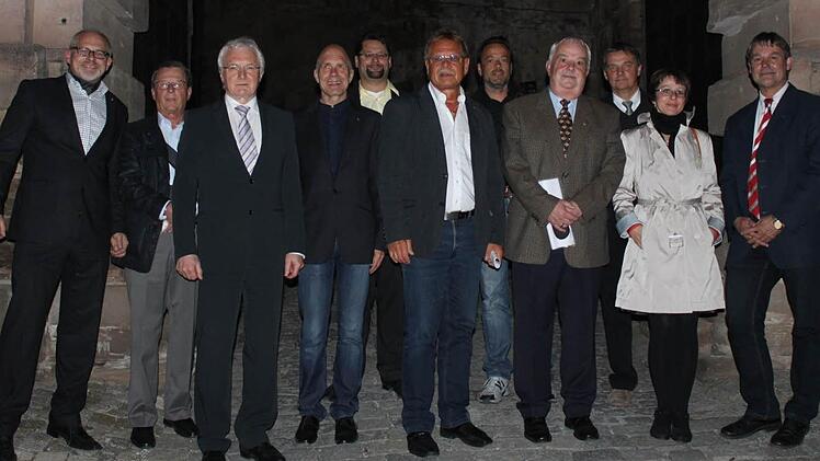 Sie freuen sich über ihre Gemeinschaftsleistung: Im Bild von links: Vizepräsident Michael Rosenberger, Peter Gottmann, Roland Raithel, Till Wagler (alle Lions), Stefan Wicklein (Stadt Kronach), Bürgermeister Wolfgang Beiergrößlein, Harald Quinger, Präsident Fritz Leiss, Schatzmeister Claus Mark, Kerstin Löw (Tourismus Stadt Kronach), stellvertretender Landrat Gerhard Wunder Foto: V. Schadeck