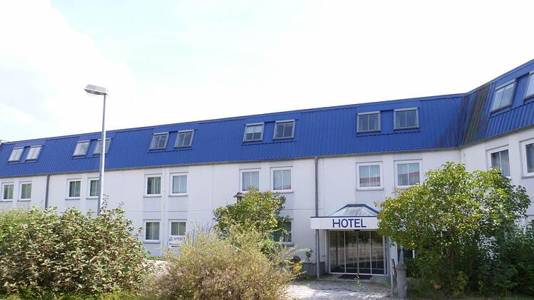 Aus dem ehemaligen Hotel in der Autobahngalerie Himmelkron soll eine Flüchtlingsunterkunft werden. Foto: Werner Reißaus