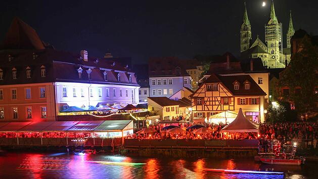 Reges Treiben auf der Sandkerwa. Ein farbenfrohes Schauspiel bot zudem das Wasserfest am Samstag Abend auf der Regnitz. (Foto: Harald Rieger)
