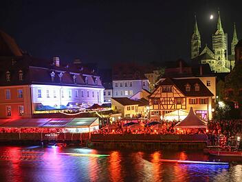 Reges Treiben auf der Sandkerwa. Ein farbenfrohes Schauspiel bot zudem das Wasserfest am Samstag Abend auf der Regnitz. (Foto: Harald Rieger)