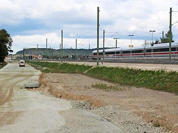 Parallel zur Bahnlinie führt die künftige Kreisstraße BA 32 vom Bahnhof Ebing zur Unterführung Zapfendorf Süd. Fotos: Hans Kurz