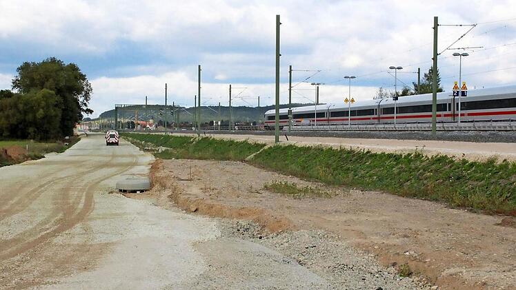 Parallel zur Bahnlinie führt die künftige Kreisstraße BA 32 vom Bahnhof Ebing zur Unterführung Zapfendorf Süd. Fotos: Hans Kurz