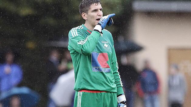 Im Regen stand der Ebinger Torwart Michael Endres beim Derby Mitte September in Breiteng&uuml;&szlig;bach (2:2). Sportlich jedoch bekommt Endres Woche f&uuml;r Woche beste Kritiken. Foto: sportpress