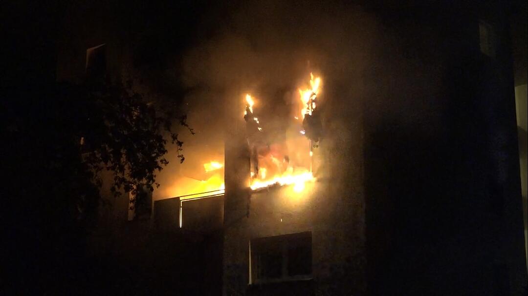 Bamberg: Brand in Mehrfamilienhaus - Feuerwehr findet leblosen Bewohner