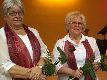 Lisa Schmitt (links) und Marga Kleinhenz  singen seit mehr als 60 Jahren ununterbrochen in der Chorgemeinschaft. Foto: Regina Rinke
