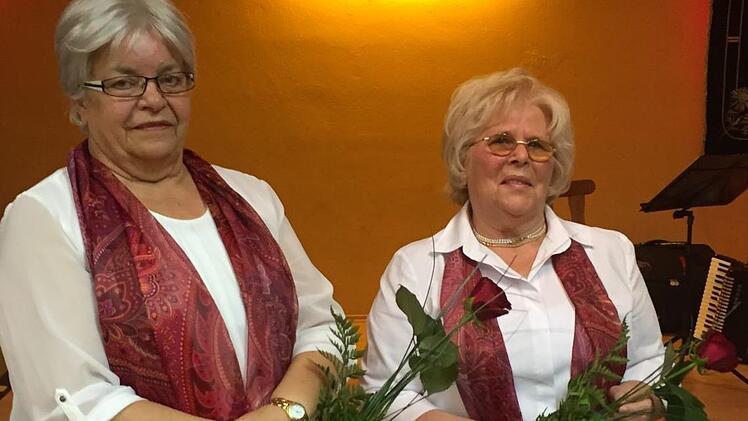 Lisa Schmitt (links) und Marga Kleinhenz  singen seit mehr als 60 Jahren ununterbrochen in der Chorgemeinschaft. Foto: Regina Rinke