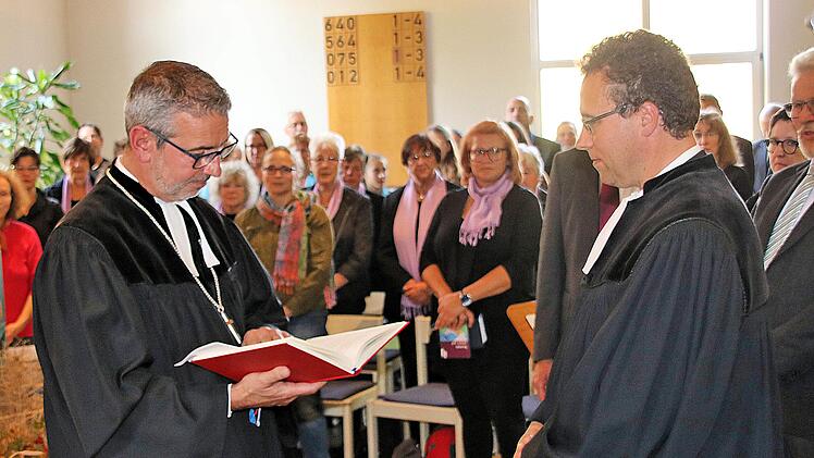 Der evangelische Pfarrer Martin Hild (rechts) wurde von Dekan Dr. Matthias  Büttner (links)in sein neues Amt eingeführt. Foto: Dieter Britz