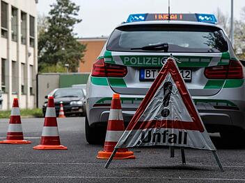 Ein 21-J&auml;hriger hat in Ha&szlig;furt einen 62-j&auml;hrigen Fu&szlig;g&auml;nger angefahren. Der Fu&szlig;g&auml;nger soll auf der Stra&szlig;e pl&ouml;tzlich die Richtung gewechselt haben. Der Mann ist bei dem Unfall schwer verletzt worden. Symbolfoto: Christopher Schulz
