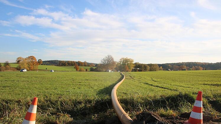 Der größte Teil der neuen Gasleitung von Döllnitz (im Hintergrund) nach Krumme Fohre wird abseits der Straße verlegt. Die Rohre liegen schon bereit. Fotos: Katrin Geyer
