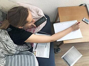 "Lernen wie im Schlaf" - die Tochter des Redakteurs, Nicola, kommt dieser Vorstellung sehr nahe. Gelernt wird per Handy und Fernunterricht.