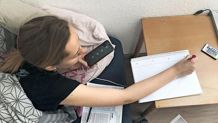 "Lernen wie im Schlaf" - die Tochter des Redakteurs, Nicola, kommt dieser Vorstellung sehr nahe. Gelernt wird per Handy und Fernunterricht.