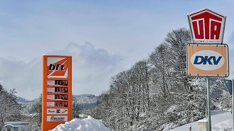 Neben der Tankstelle vor den Toren Wildfleckens soll eine nicht voll automatisierte Waschanlage mit Sauger zur Reinigung von Fahrzeugen errichtet werden. Geplant sind drei Waschboxen für die Handwäsche und drei Plätze für die Sauger. Foto: Sebastian Schmitt