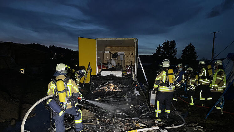 Brand in Zirkus: Wohnwagen komplett niedergebrannt