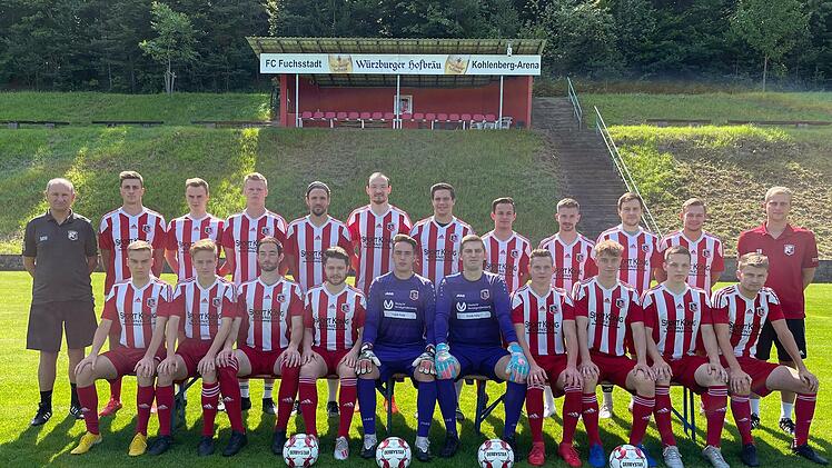 Unser Bild zeigt den Kader des FC Fuchsstadt mit (hinten, von links) Trainer Martin Halbig, Philipp Bold, Laurenz Hartmann, Jonas Heim, Philipp Pfeuffer, Tobias Bartel, Lukas Lieb, Luca Raab, Markus Mjalov, Simon Bolz, Max Petrunin und Co-Trainer Tobias Bold sowie (vorne, von links) Fabio Hugo, Noah Weissenberger, Sebastian Bartel, Stefan Graser, Tayrell Kruppa, Simon Finke, Nico Neder, Jona Köhler, Marcel Frank und Dominik Halbig. Es fehlen: Lukas Baldauf, Fabian Lieb, Michael Emmer, Dennis ...