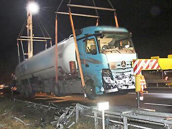Spezialkräne hoben den verunglückten Sattelzug von der Leitplanke. Auf rund 150 Metern hatte der 40-Tonner die Schutzplanken niedergewalzt.