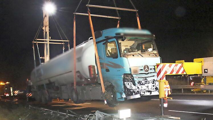 Spezialkräne hoben den verunglückten Sattelzug von der Leitplanke. Auf rund 150 Metern hatte der 40-Tonner die Schutzplanken niedergewalzt.
