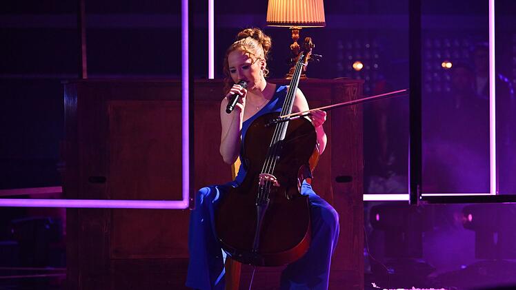 Greta aus Team Nico setzt sich für "Cello" von Udo Lindenberg und Clueso erst ans Klavier und später ans Cello.