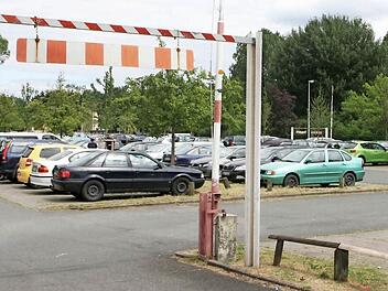 Über rund 400 Stellplätze verfügt der Bad-Parkplatz in der Rosenauer Straße. Ebenso wie vor knapp zwei Jahren bereits der Ketschenanger soll auch er nun gebührenpflichtig werden. Foto: Christiane Lehmann