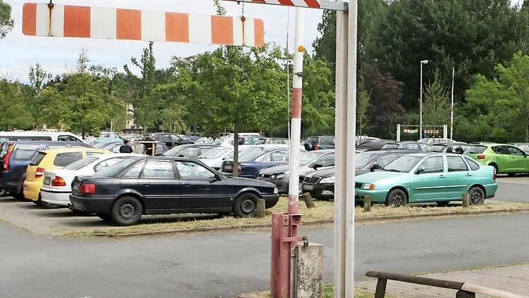 Über rund 400 Stellplätze verfügt der Bad-Parkplatz in der Rosenauer Straße. Ebenso wie vor knapp zwei Jahren bereits der Ketschenanger soll auch er nun gebührenpflichtig werden. Foto: Christiane Lehmann
