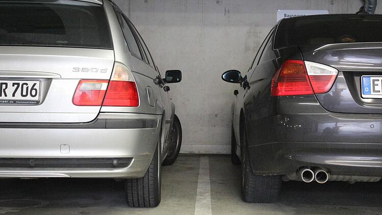 Auch in der Tiefgarage kann es trotz der 2,40 Breite eng werden, sobald man Tüten oder einen Kindersitz in den Händen hat. Fotos: Sabine Herteux