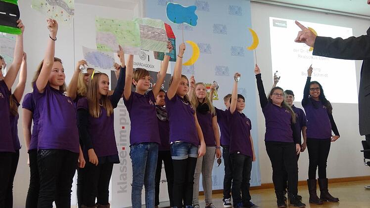 "Ein Haus am See" präsentierte die Chorklasse aus Ebern zum Abschluss der Feier. Mit der Inszenierung des Liedes setzten sie einen beeindruckenden Schlusspunkt.