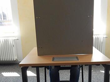 Bis in die frühen Nachmittagsstunden war in den Wahllokalen in Adelsdorf nicht viel los.  Fotos: Mona Lisa Eigenfeld