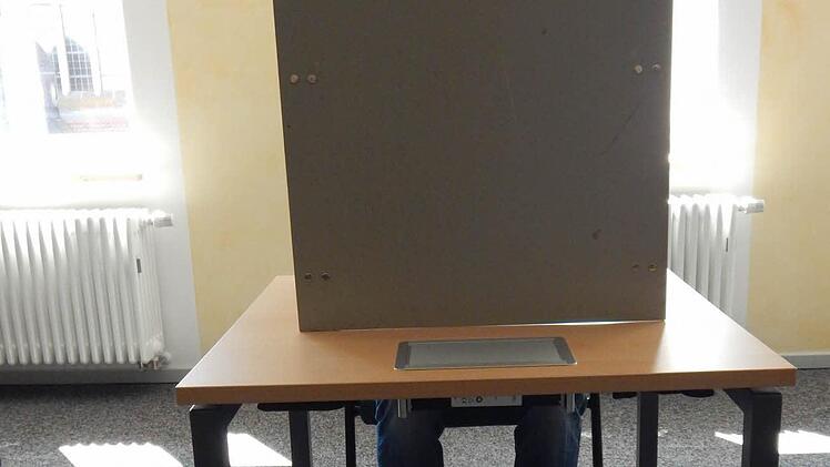 Bis in die frühen Nachmittagsstunden war in den Wahllokalen in Adelsdorf nicht viel los.  Fotos: Mona Lisa Eigenfeld