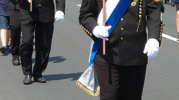 Bei tropischen Temperaturen kamen die Stockheimer Bergknappen ganz schön ins Schwitzen.  Foto: Gerd Fleischmann
