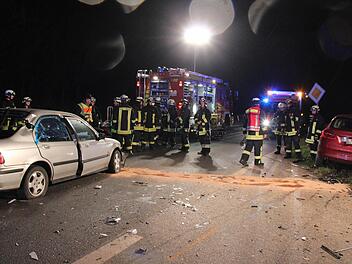 Zwei Autos sind am Mittwochabend bei Adelsdorf im Kreis Erlangen-Höchstadt zusammengestoßen. Foto: Johanna Blum