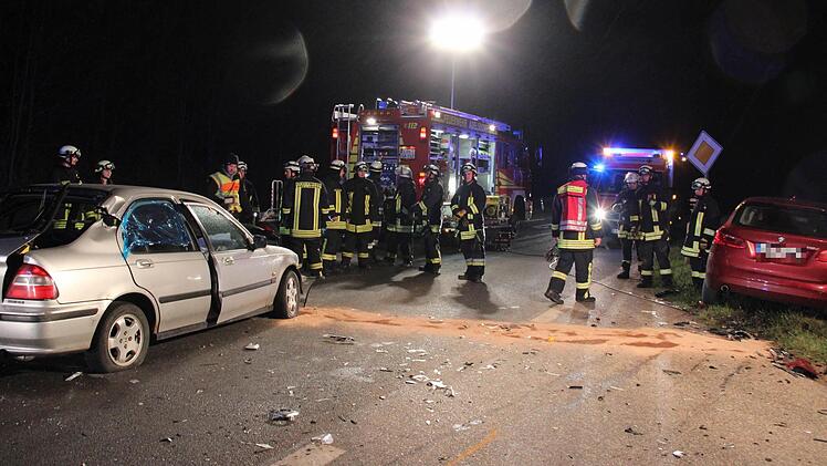 Zwei Autos sind am Mittwochabend bei Adelsdorf im Kreis Erlangen-Höchstadt zusammengestoßen. Foto: Johanna Blum