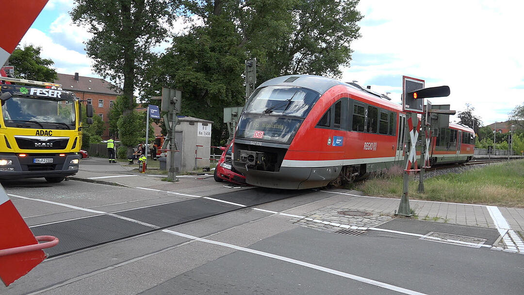 Auto fährt in Roth trotz Warnzeichen auf Gleise und wird von Zug erfasst