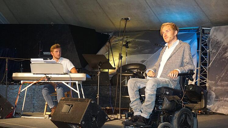 Samuel Koch war mit seinem neuen Buch zum Missio-Camp gereist. Er sprach über Glück, Zufriedenheit und seinen Weg zu Gott. Foto: Marion Eckert