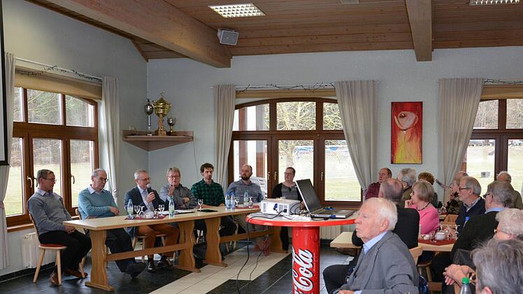 Bürgermeister Gotthard Schlereth, Ärzte, Apotheker und Physiotherapeut  standen den Teilnehmern  Rede und Antwort. Die Senioren-Union hatte zum Stammtisch die gesundheitliche Versorgung im Markt Oberthulba auf der Agenda. Björn Hein