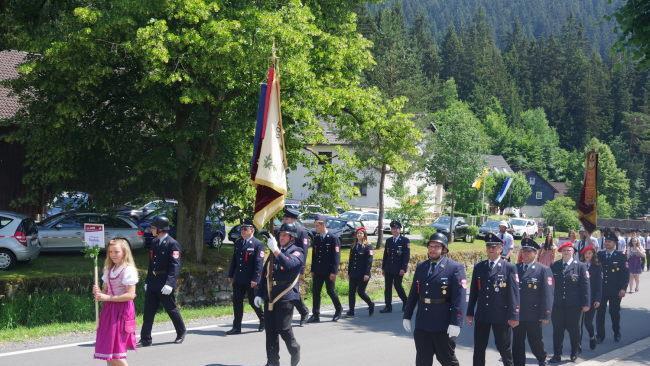Der gro&szlig;e Festumzug bildete den H&ouml;hepunkt des 125-j&auml;hrigen Jubil&auml;ums der FFW Gifting. Foto: Heike Sch&uuml;lein