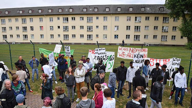 200 Menschen demonstrierten am Samstag, 23. Juni, gegen die Aufnahmeeinrichtung Oberfranken. Foto: Ronald Rinklef