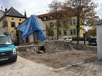 Der Anbau an der historischen Mühle im Oberhaider Ortskern ist nun abgerissen, hier soll  die neu entstandene   Freifläche, unter anderem mit Pavillon, neu gestaltet werden. Foto: Anette Schreiber