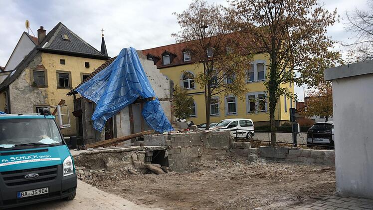 Der Anbau an der historischen Mühle im Oberhaider Ortskern ist nun abgerissen, hier soll  die neu entstandene   Freifläche, unter anderem mit Pavillon, neu gestaltet werden. Foto: Anette Schreiber