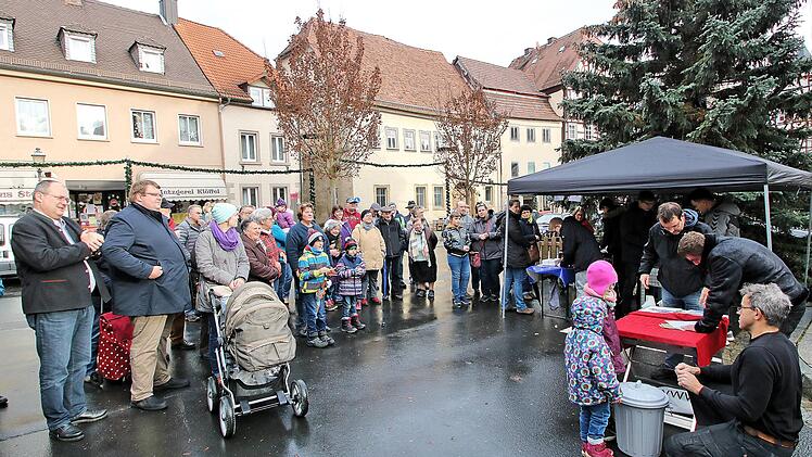 Zahlreiche Zuschauer verfolgten auf dem Marktplatz die Auslosung der  Gewinne des Märchen-Ratespiels. Dieter Britz