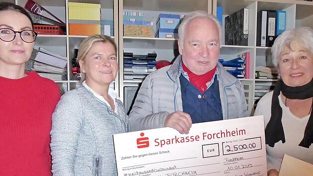 ChristianWaasner &uuml;bergibt den Spendenscheck &uuml;ber 2500 Euro; mit auf dem Bild (von links) sind Kristina Strohschein, Birgit Waasner und Tierheim-Vorsitzende Marianne Wende. Foto: Heidi Amon