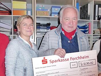 ChristianWaasner übergibt den Spendenscheck über 2500 Euro; mit auf dem Bild (von links) sind Kristina Strohschein, Birgit Waasner und Tierheim-Vorsitzende Marianne Wende. Foto: Heidi Amon
