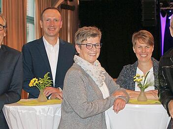 Bei der Präsentation des Kulturprogramms 2019/2020 der Stadt Eltmann (von links): Herbert Löw von der Künstler-Agentur "Artcon", Bürgermeister Michael Ziegler, Maria Klein und Susanne Hofmann vom Ritz Eltmann sowie der Musiker und Moderator Reinhold Beckmann   Foto: gg