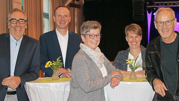 Bei der Präsentation des Kulturprogramms 2019/2020 der Stadt Eltmann (von links): Herbert Löw von der Künstler-Agentur "Artcon", Bürgermeister Michael Ziegler, Maria Klein und Susanne Hofmann vom Ritz Eltmann sowie der Musiker und Moderator Reinhold Beckmann   Foto: gg