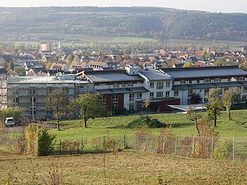 Das Dr.-Maria-Probst-Seniorenheim in Hammelburg hat derzeit nicht nur mit dem Erweiterungsbau zu tun. Foto: Arkadius Guzy