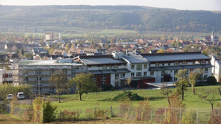 Das Dr.-Maria-Probst-Seniorenheim in Hammelburg hat derzeit nicht nur mit dem Erweiterungsbau zu tun. Foto: Arkadius Guzy