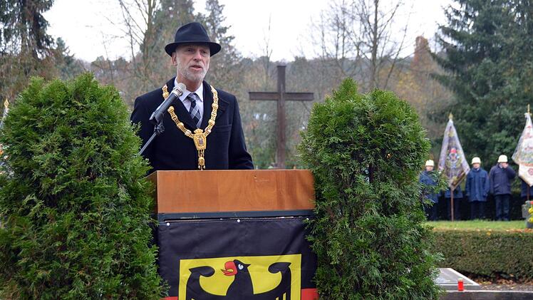 OB Kay Blankenburg gedachte den Opfern der Kriege Peter Rauch