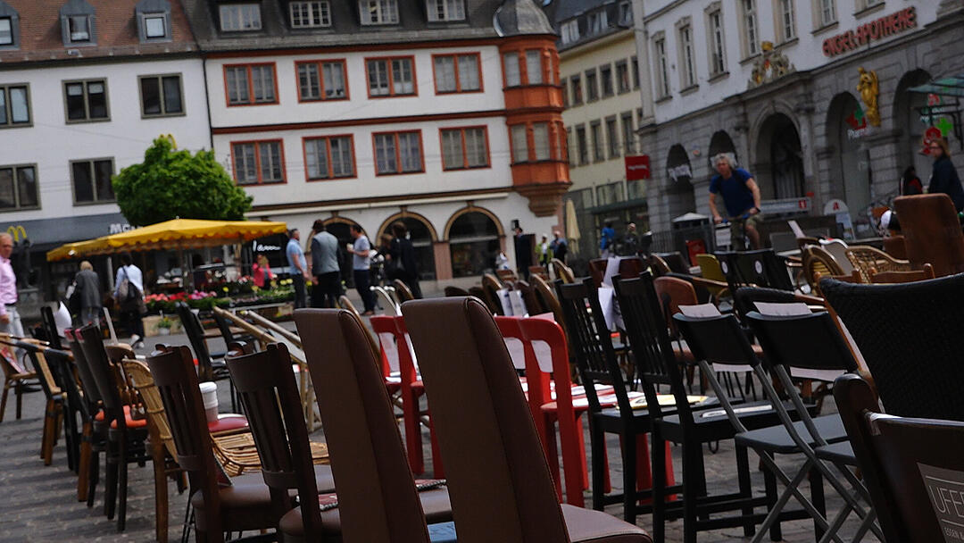 Gastronomie protestiert mit leeren Stühlen gegen Corona-Schließungen